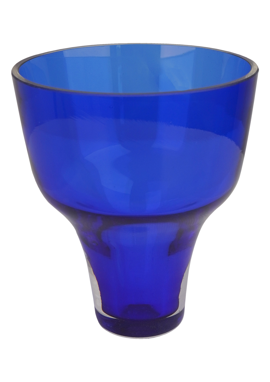 Pahar pentru candelă din sticlă albastră, suflată manual. Sticla este groasă și de calitate, cu mare rezistență la șocuri. Înălțime 12 cm, diametru 10 cm, diametru bazei 4 cm.