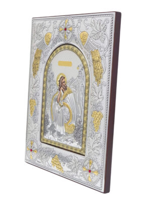 Icoană argintată Sf. M. Mc. Dimitrie, Izvorâtorul De Mir. Dimensiune 25 x 20 x 2 cm. Icoană cu ramă argintată și pietre roșii, pe suport de lemn, cu picior de sprijin.